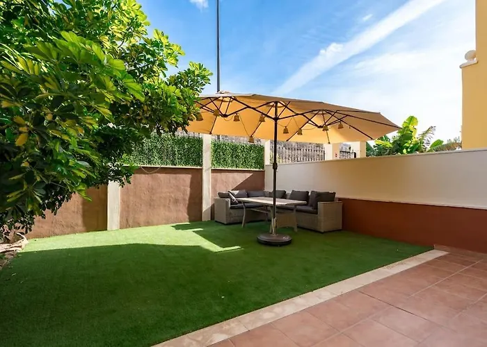 Appartamento Bright Retreat With Lush Outdoor Space *